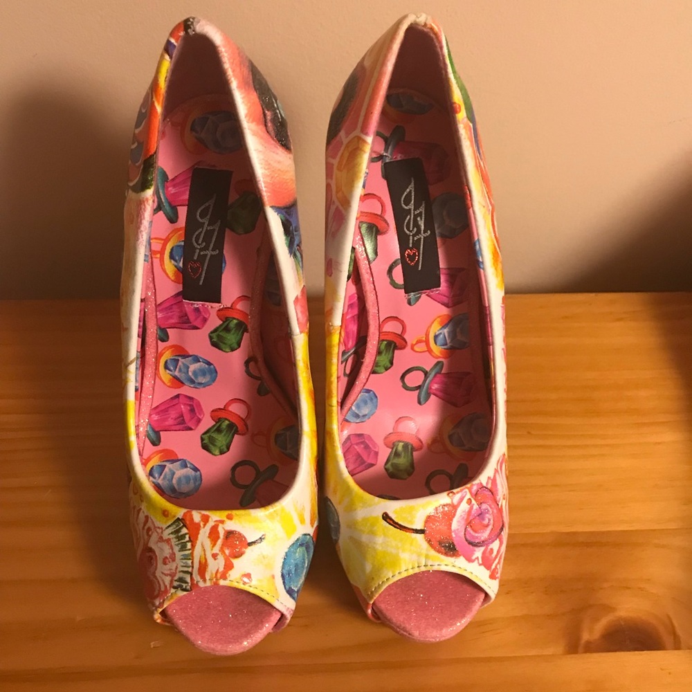 Iron fist platform muffin candy skull